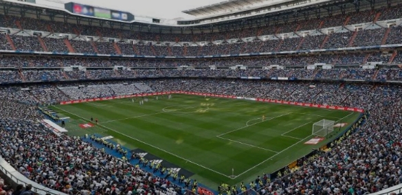 Navijači Real Madrid glasno vzklikajo na stadionu Santiago Bernabeu
